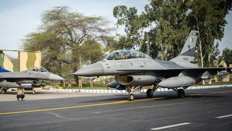 अफगानिस्तान ने पाकिस्तान के F-16 लड़ाकू विमान को मार गिराने का दावा किया, वीडियो सामने आया