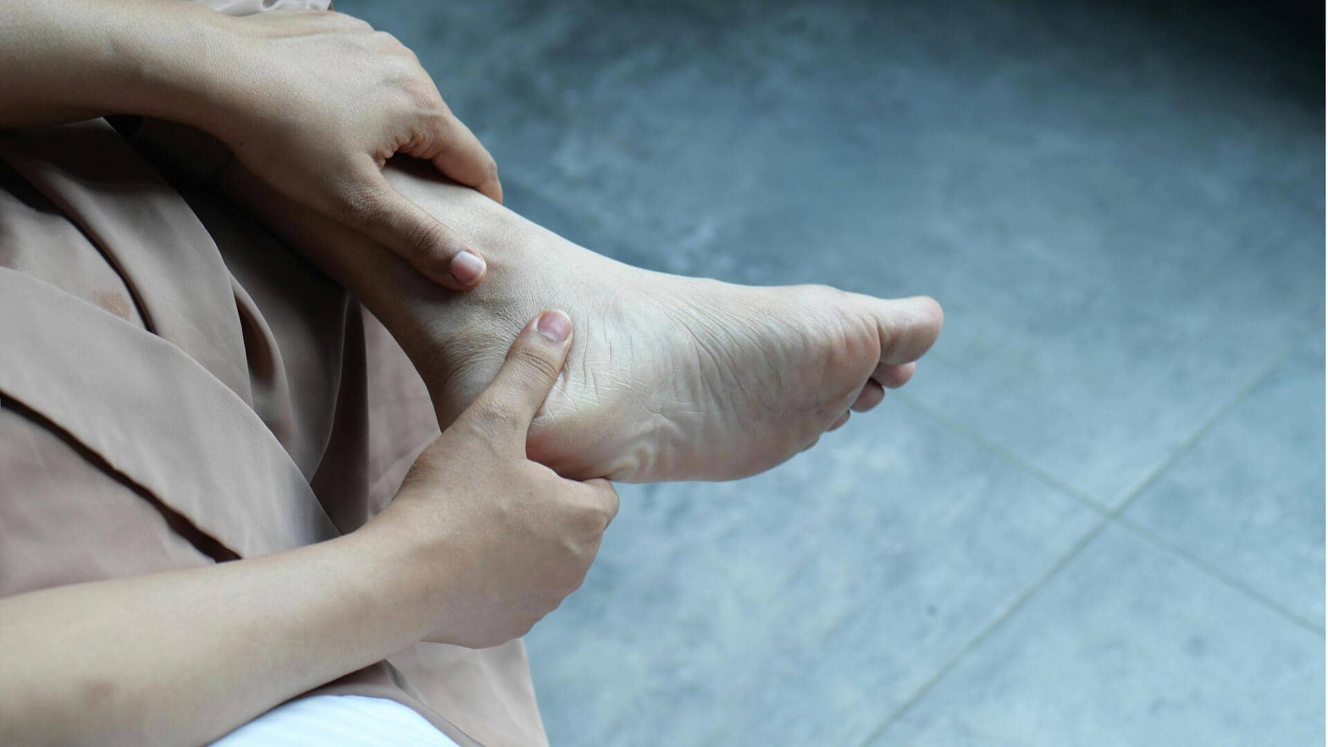 घर पर खुद से करें पैरों की मालिश, जानिए इसके फायदे और सही तरीका घर पर खुद से करें पैरों की मालिश, जानिए इसके फायदे और सही तरीका