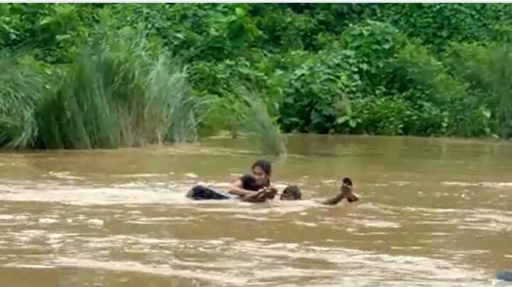 आंध्र प्रदेश: परीक्षा के लिए भाईयों ने कंधे पर बैठाकर बहन को पार कराई नदी