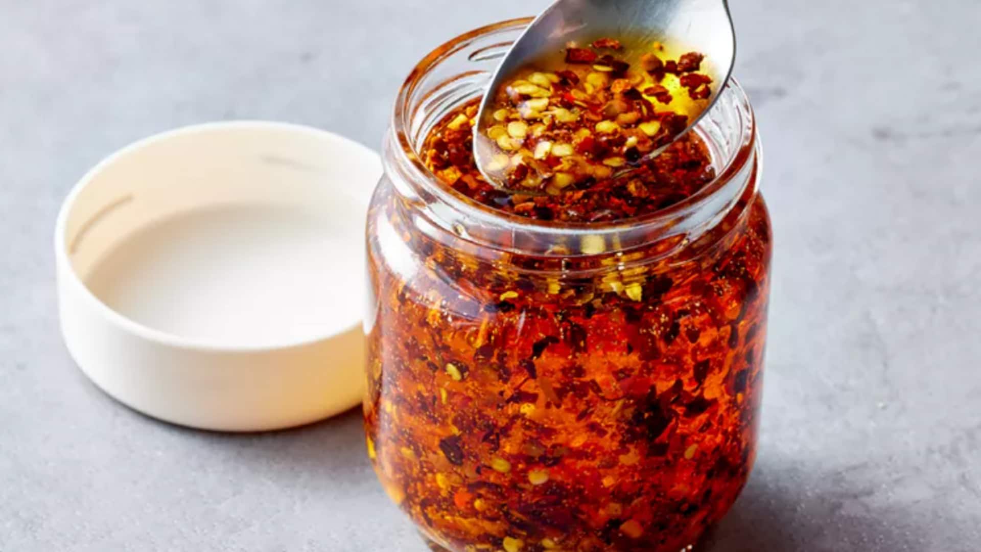 बाजार से नहीं लाना पड़ेगा कोरियाई स्टाइल चिली ऑयल, जानें घर पर बनाने का तरीका