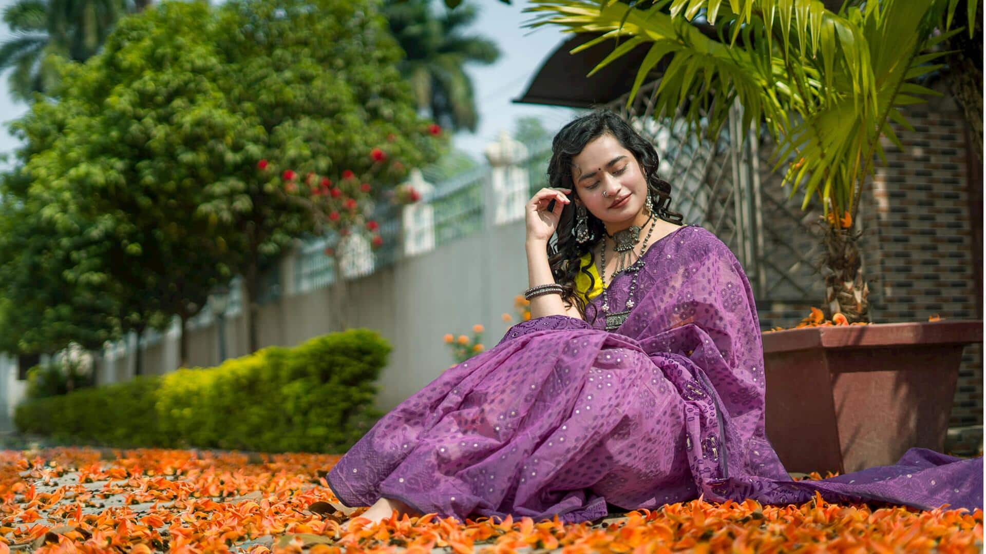 बैंगनी रंग की साड़ी पर खूब जचेंगे इन 5 रंगों वाले ब्लाउज, पहनकर लगेंगी सुंदर