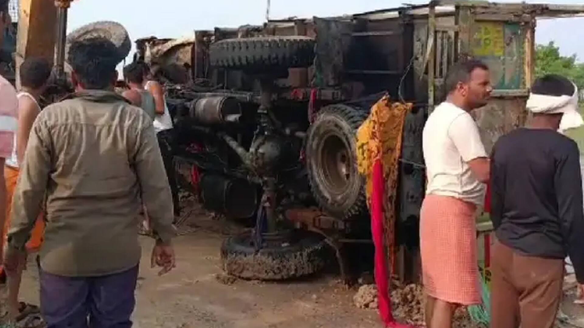 मध्य प्रदेश: दतिया में पुल तोड़कर नदी में पलटा मिनी ट्रक, 12 की मौत