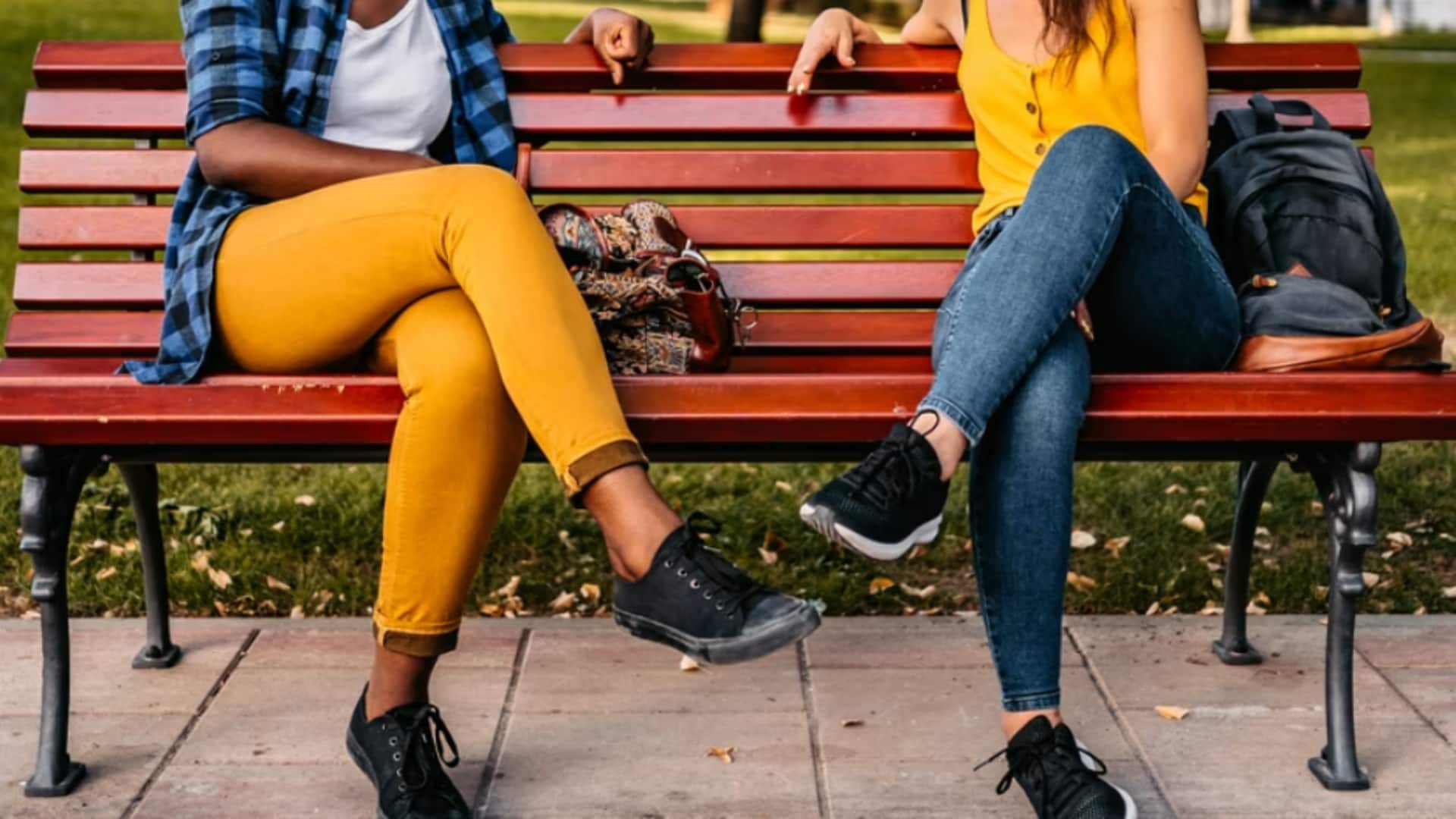 क्या पैर क्रॉस करके बैठना स्वास्थ्य के लिए हो सकता है हानिकारक? जानिए सही जानकारी