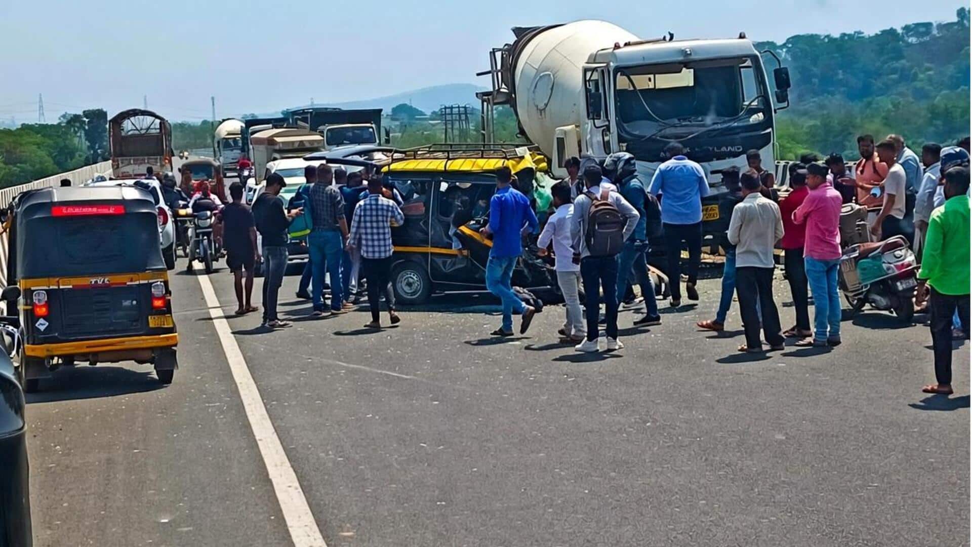 महाराष्ट्र के ठाणे में सीमेंट मिक्सर और वैन की टक्कर, 11 की मौत