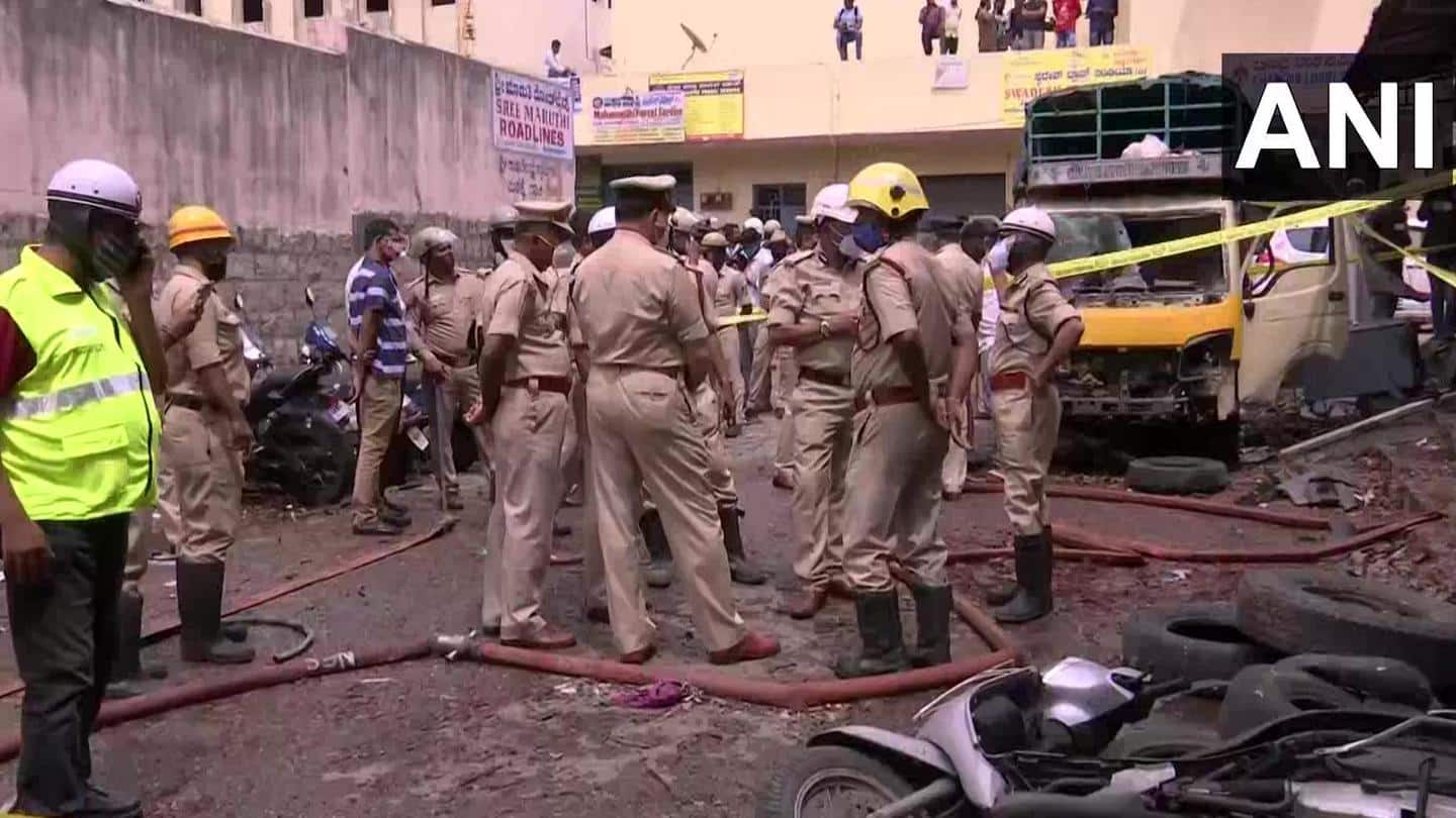धमाके के बाद आसपास की दुकानों में लगी आग धमाके के बाद आसपास की दुकानों में लगी आग