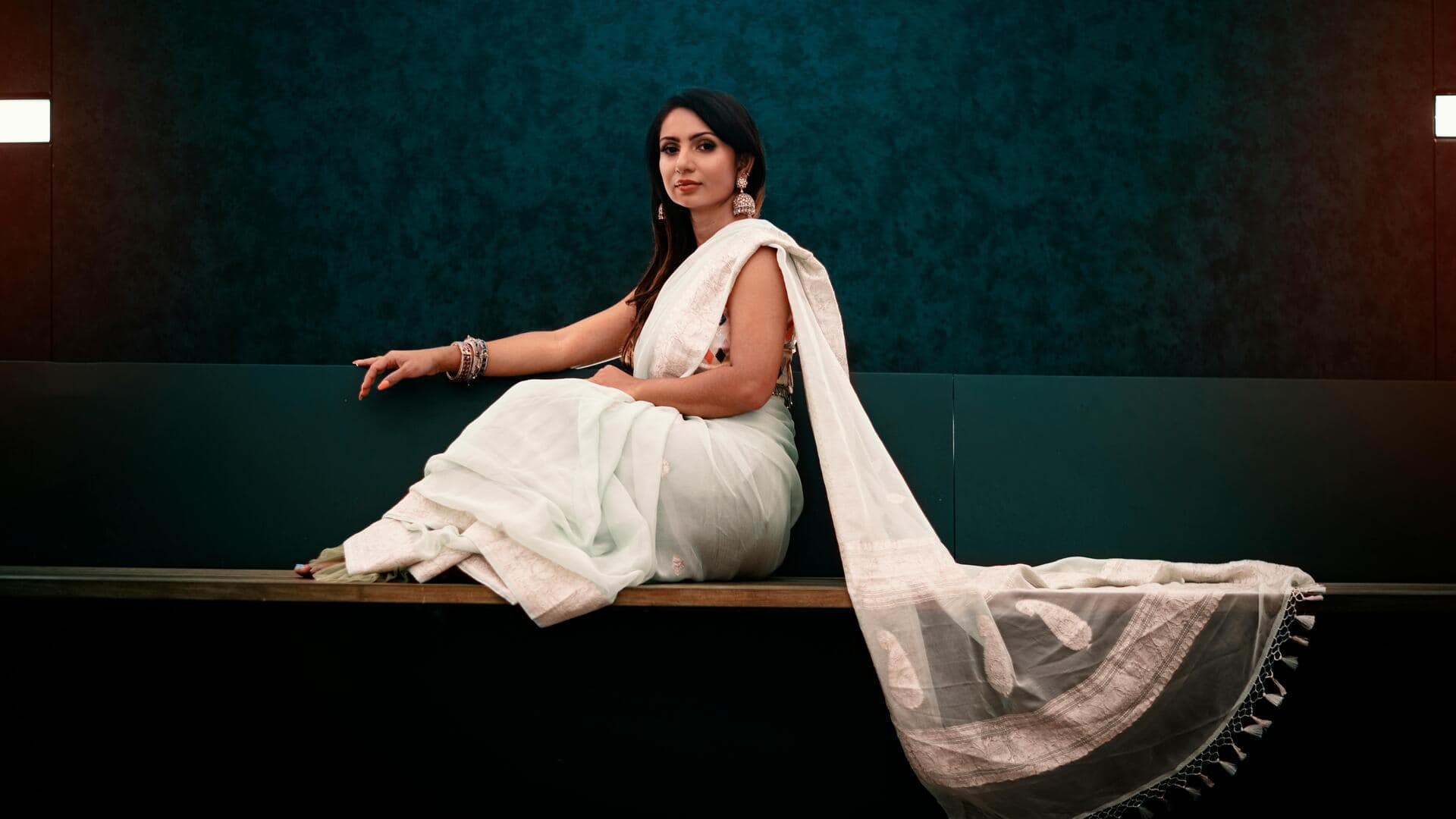 सफेद साड़ी में दिखना चाहती हैं सबसे ज्यादा स्टाइलिश? इन 5 बातों का रखें ध्यान