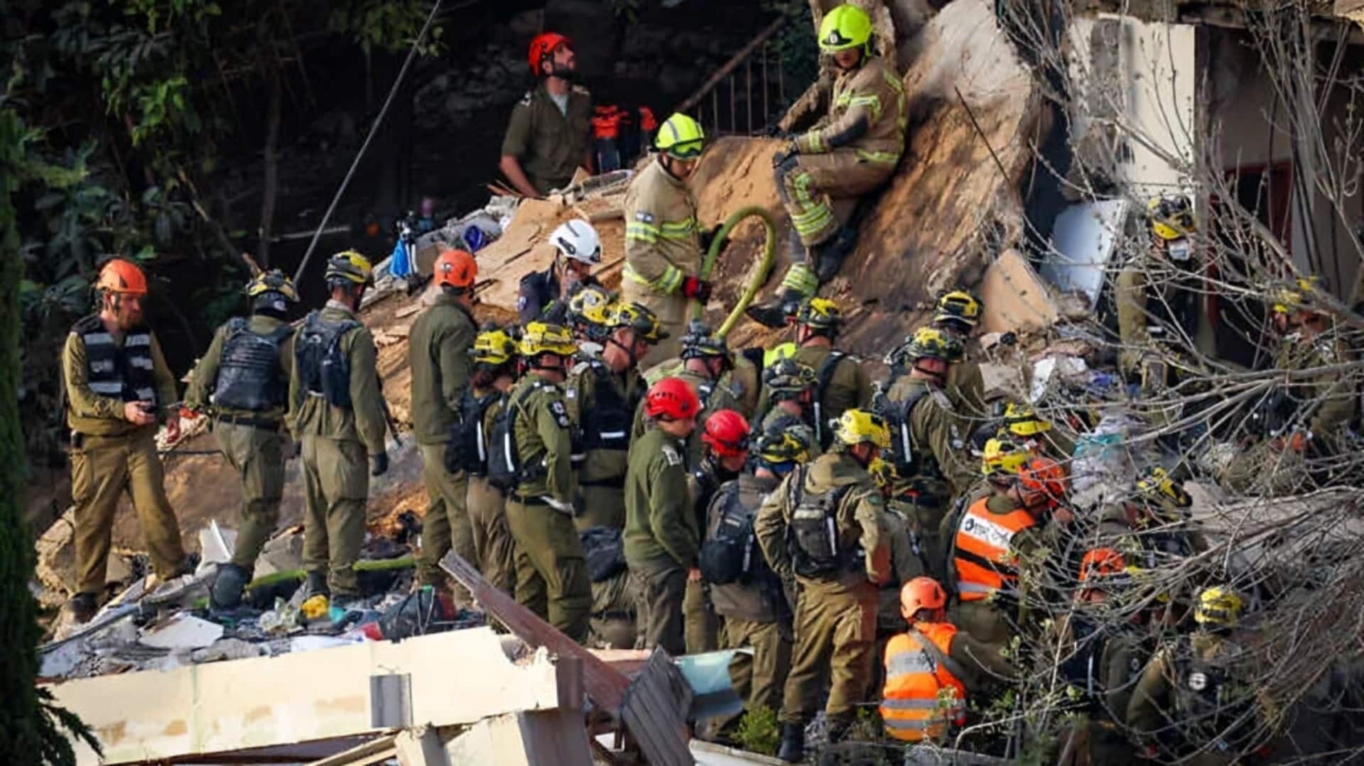 ईरान ने इजरायल के हाइफा में 10 ठिकानों पर कई मिसाइल दागे, इमारत में दबे लोग