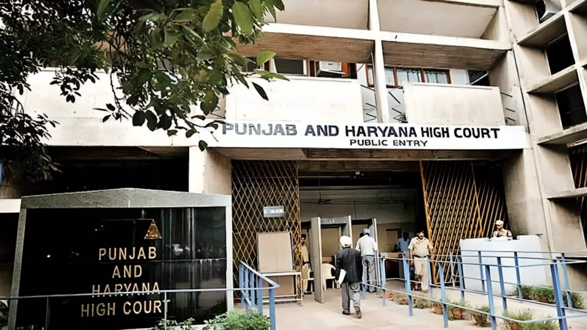 पंजाब और हरियाणा हाई कोर्ट में बम की सूचना के बाद हड़कंप, परिसर खाली कराया गया पंजाब और हरियाणा हाई कोर्ट में बम की सूचना के बाद हड़कंप, परिसर खाली कराया गया
