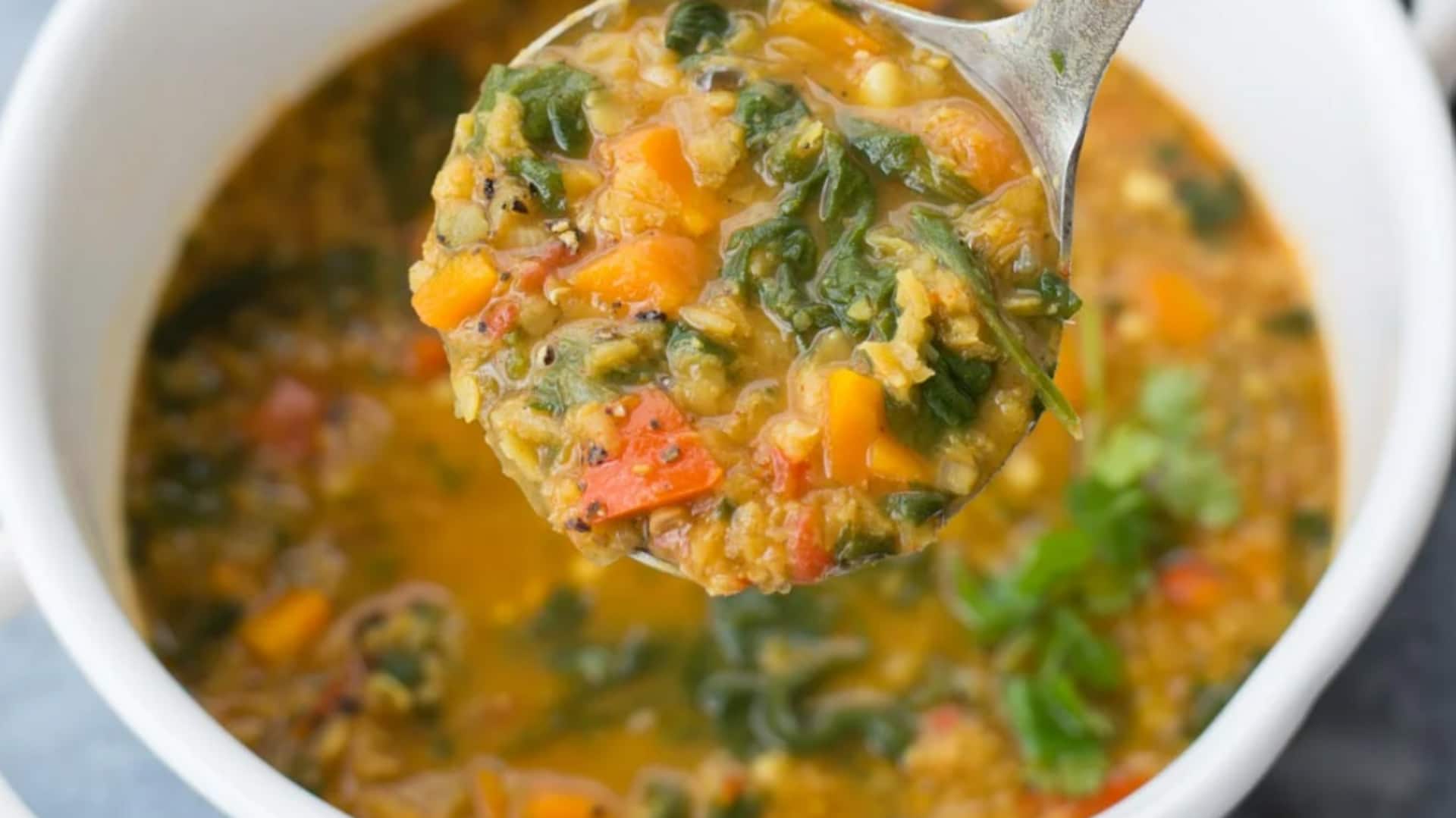 आयरन से भरपूर होता है लाल मसूर और पालक का स्टू, जानिए इसकी रेसिपी