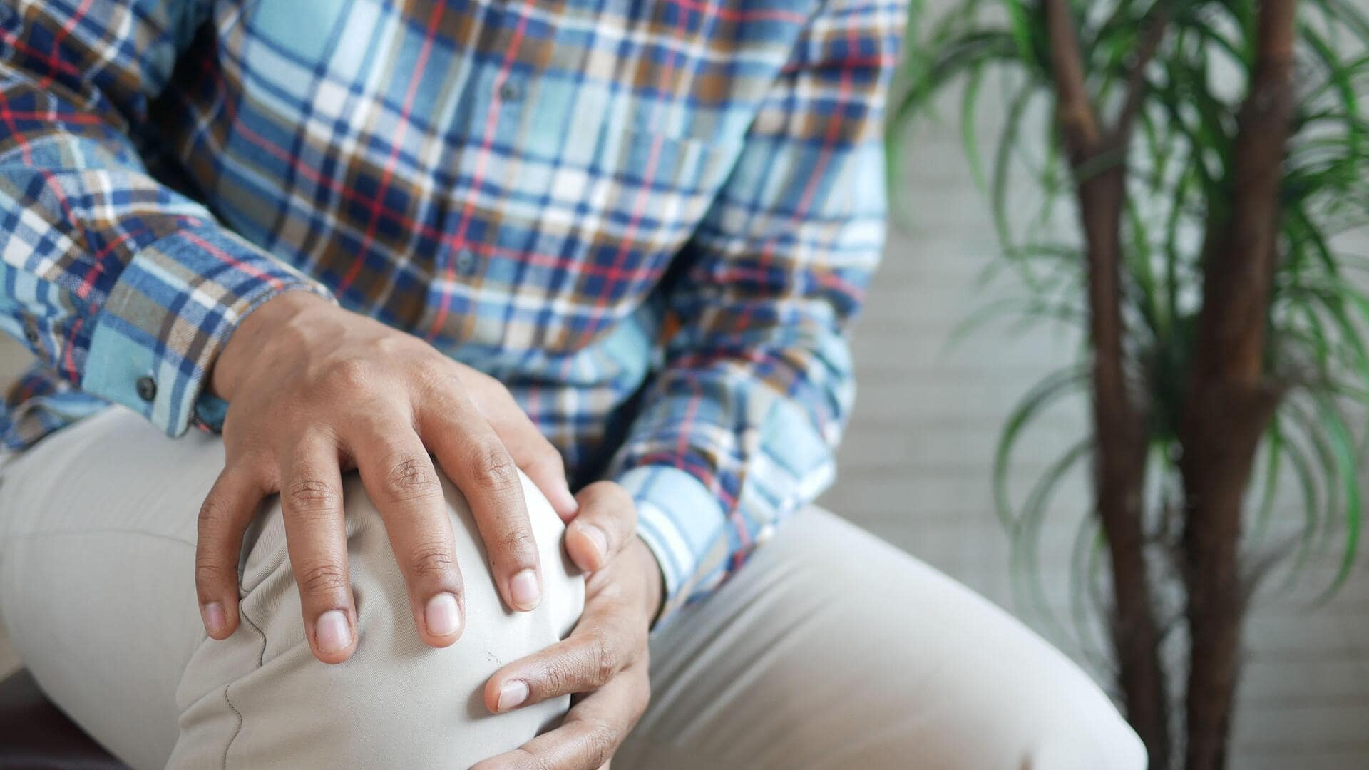 घुटनों के सूखेपन की समस्या से हैं परेशान? इन 5 चीजों का करें सेवन
