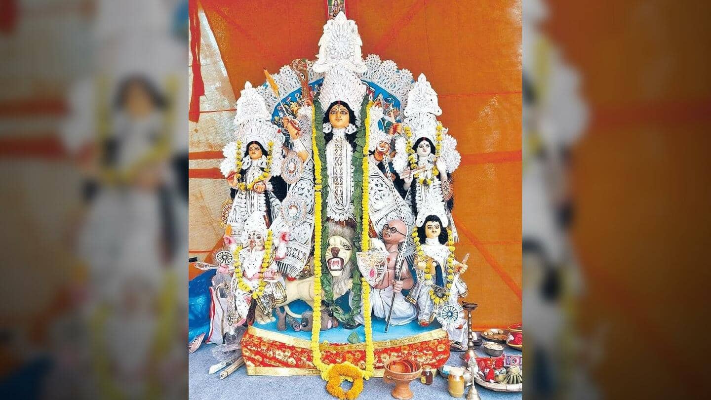 कोलकाता: हिंदू महासभा के दुर्गा पूजा पंडाल में महिषासुर के तौर पर दिखाए गए महात्मा गांधी