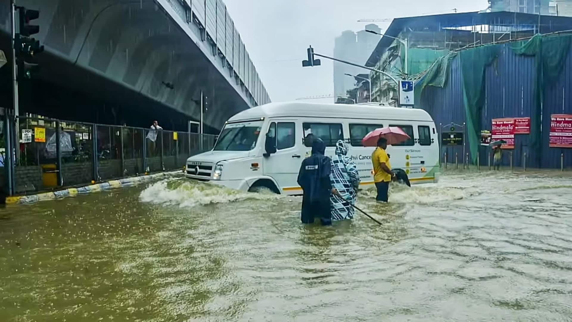 मुंबई में रात भर हुई बारिश से जलभराव, रेड अलर्ट जारी