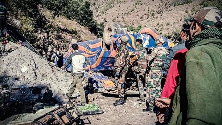 जम्मू-कश्मीर: डोडा में अनियंत्रित होकर खाई में गिरी बस, 10 लोगों की मौत