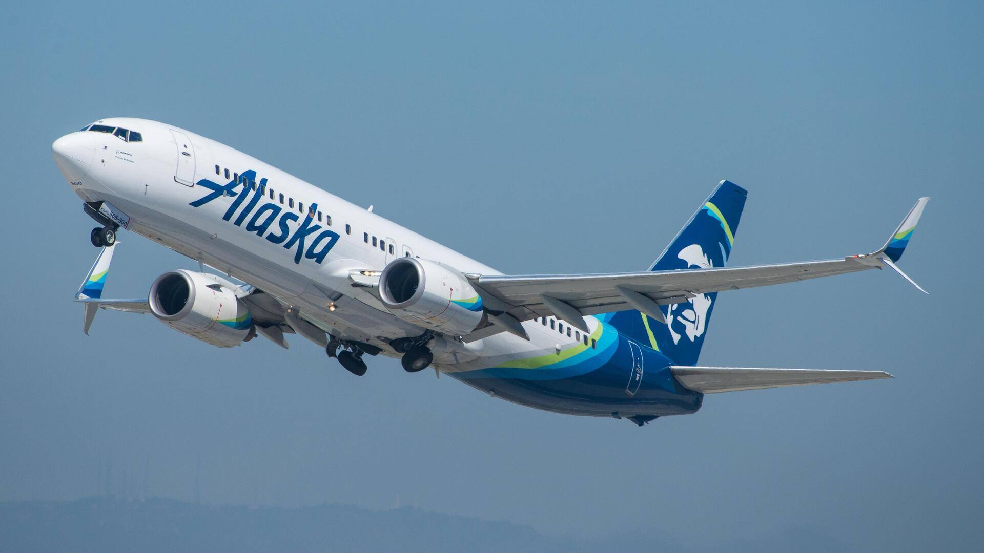 अमेरिका: अलास्का एयरलाइंस के पायलट ने उड़ान के दौरान बंद किया विमान का इंजन, हादसा टला