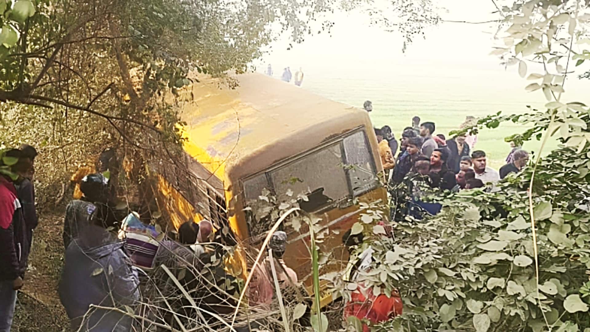 उत्तर प्रदेश: गोरखपुर में स्कूली बच्चों से भरी बस खाई में गिरी, 2 छात्राओं की मौत