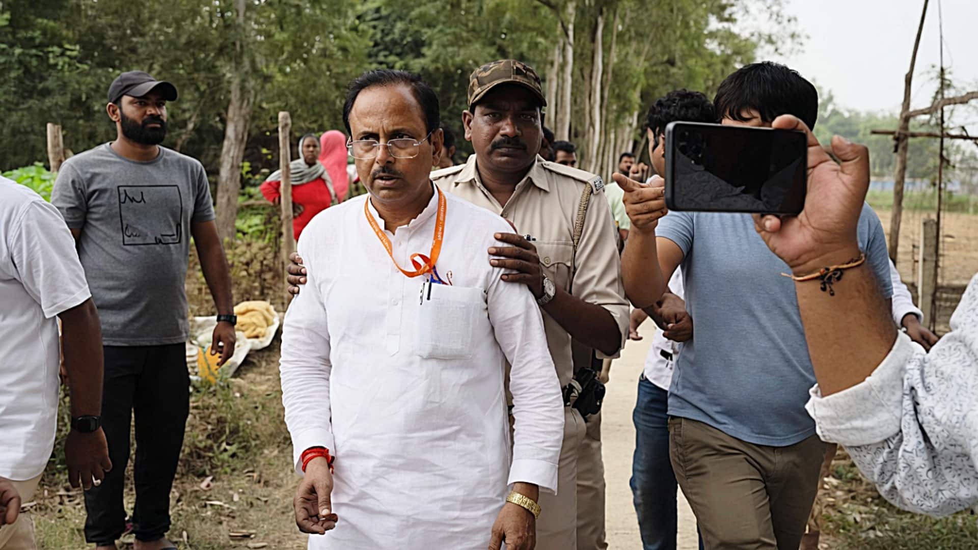 पश्चिम बंगाल के कुमारगंज में भाजपा उम्मीदवार सुवेंदु सरकार को भीड़ ने पीटा