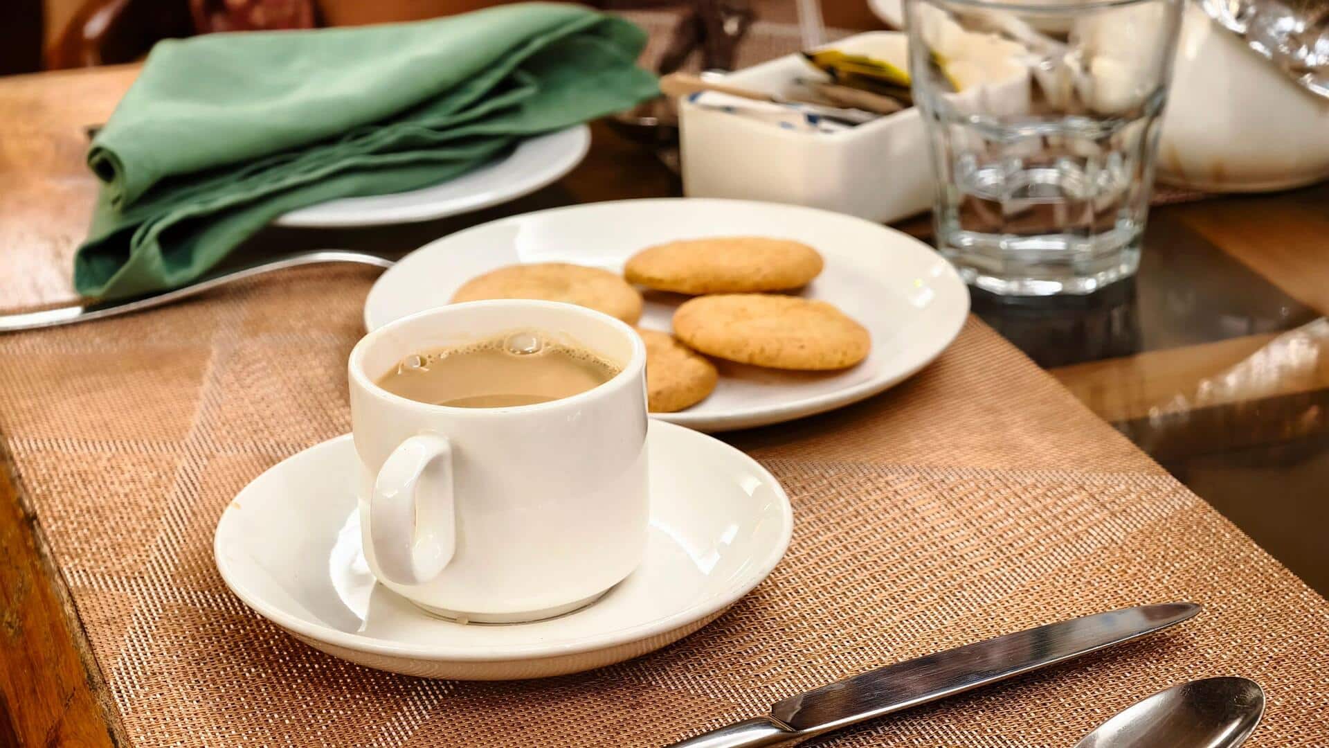 नाश्ते में चाय और बिस्किट खाना पसंद है? इन 5 तरीकों से इसे बनाएं स्वास्थ्यवर्धक
