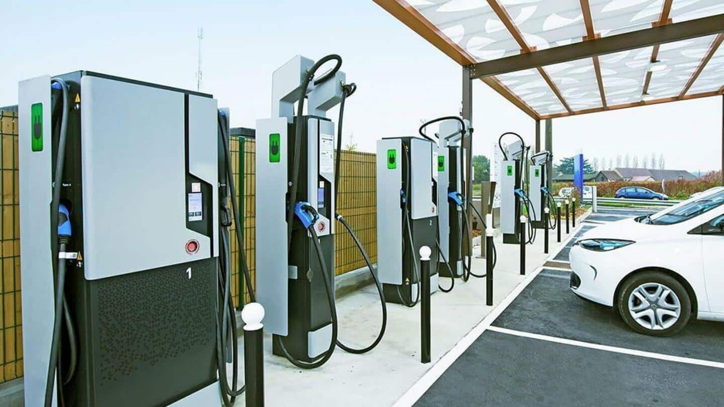 दिल्ली: पेट्रोल पंप पर EV चार्जिंग स्टेशन लगाना होगा सस्ता, लाइसेंस शुल्क हुआ कम