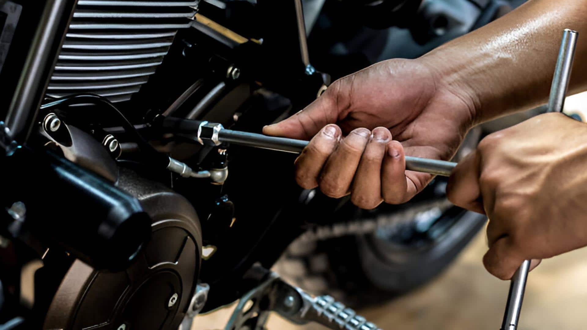 बाइक चलते-चलते हो जाती है बंद? जानिए वजह और समाधान