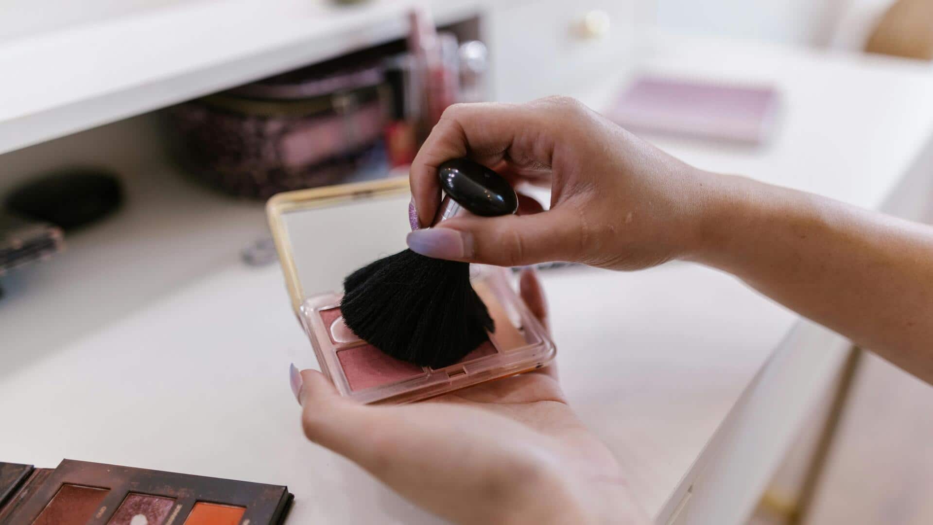 पाउडर ब्लश बनाम क्रीम ब्लश: त्वचा के प्रकार के अनुसार इनमें से किसका इस्तेमाल करना है बेहतर?