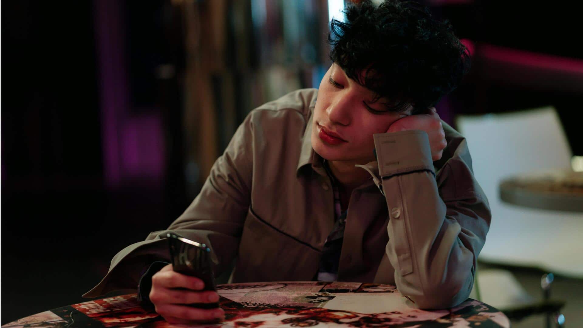 सोशल मीडिया हो सकता है आपके दिन में थके हुए रहने का कारण, जानिए कैसे