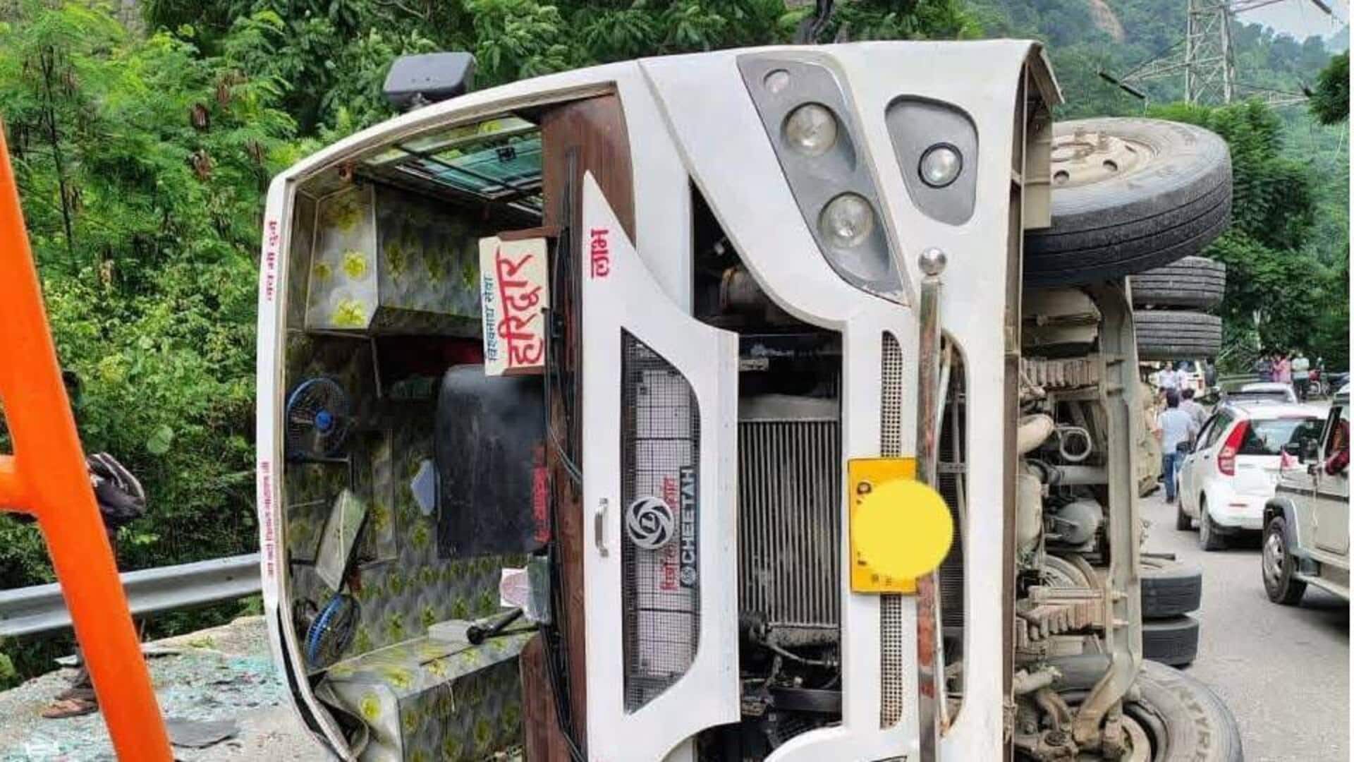 उत्तराखंड के टिहरी में चंबा-ऋषिकेश राष्ट्रीय राजमार्ग पर तीर्थयात्रियों की बस पलटी, 2 की मौत उत्तराखंड के टिहरी में चंबा-ऋषिकेश राष्ट्रीय राजमार्ग पर तीर्थयात्रियों की बस पलटी, 2 की मौत
