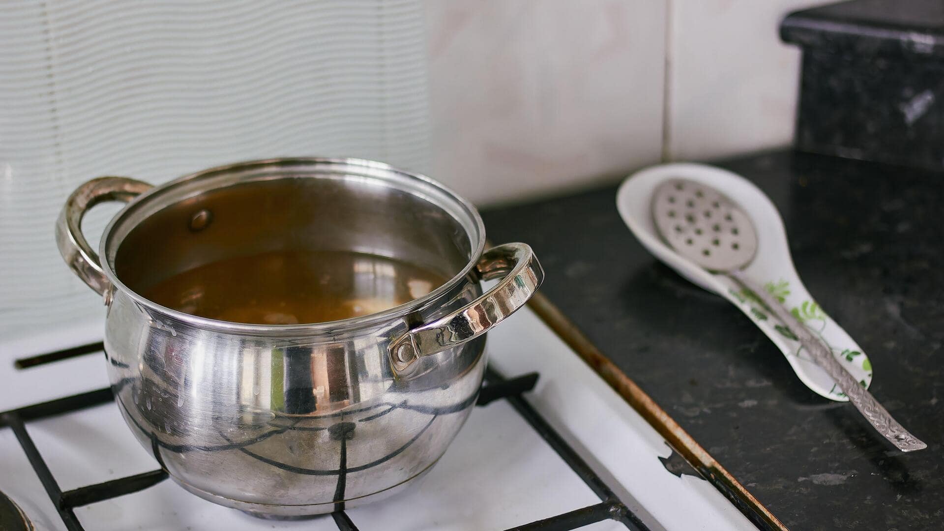 नॉन-स्टिक बर्तन या स्टेनलेस स्टील? जानिए भारतीय रसोई के लिए क्या है सही