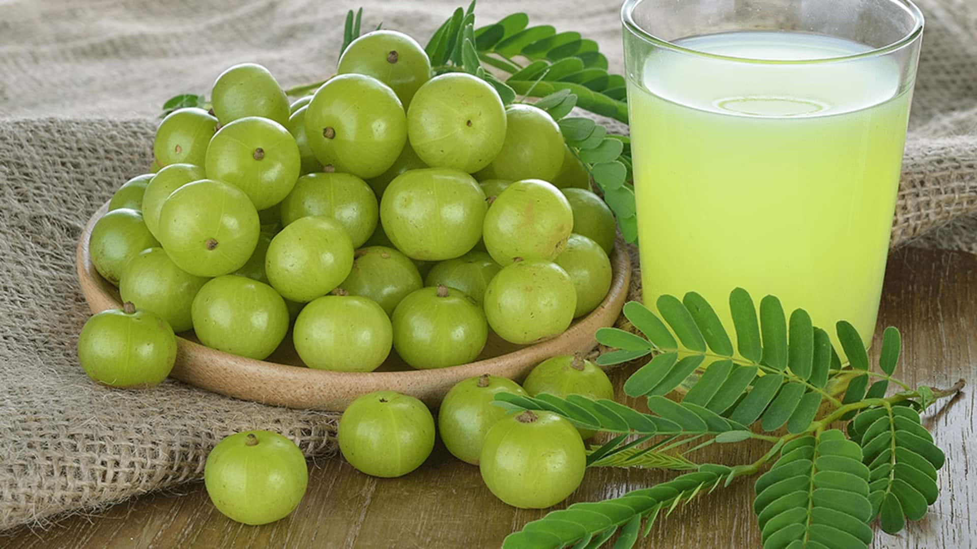 बालों की समस्याओं से राहत दिला सकता है आंवला का जूस, इसमें मिलाएं ये चीजें