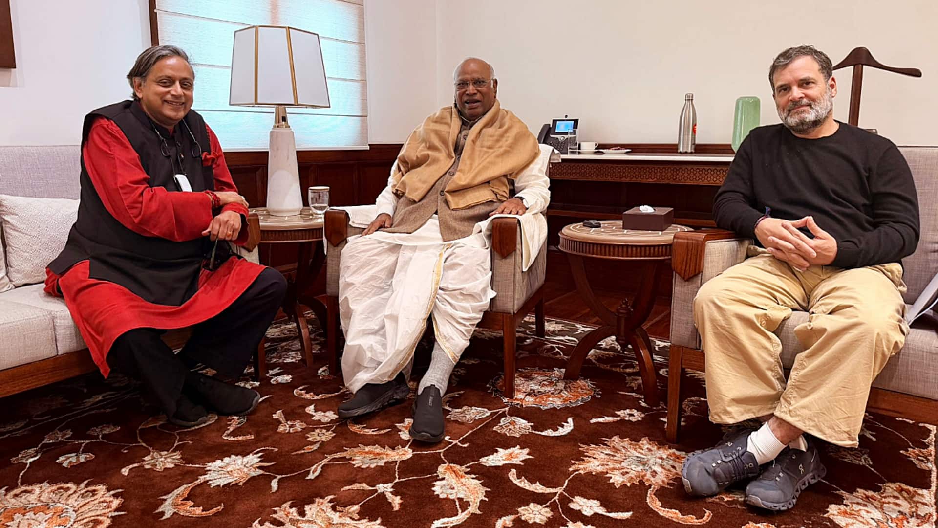 शशि थरूर ने खड़गे-राहुल गांधी से मुलाकात की, बोले- केरल में उम्मीदवार बनने की दिलचस्पी नहीं