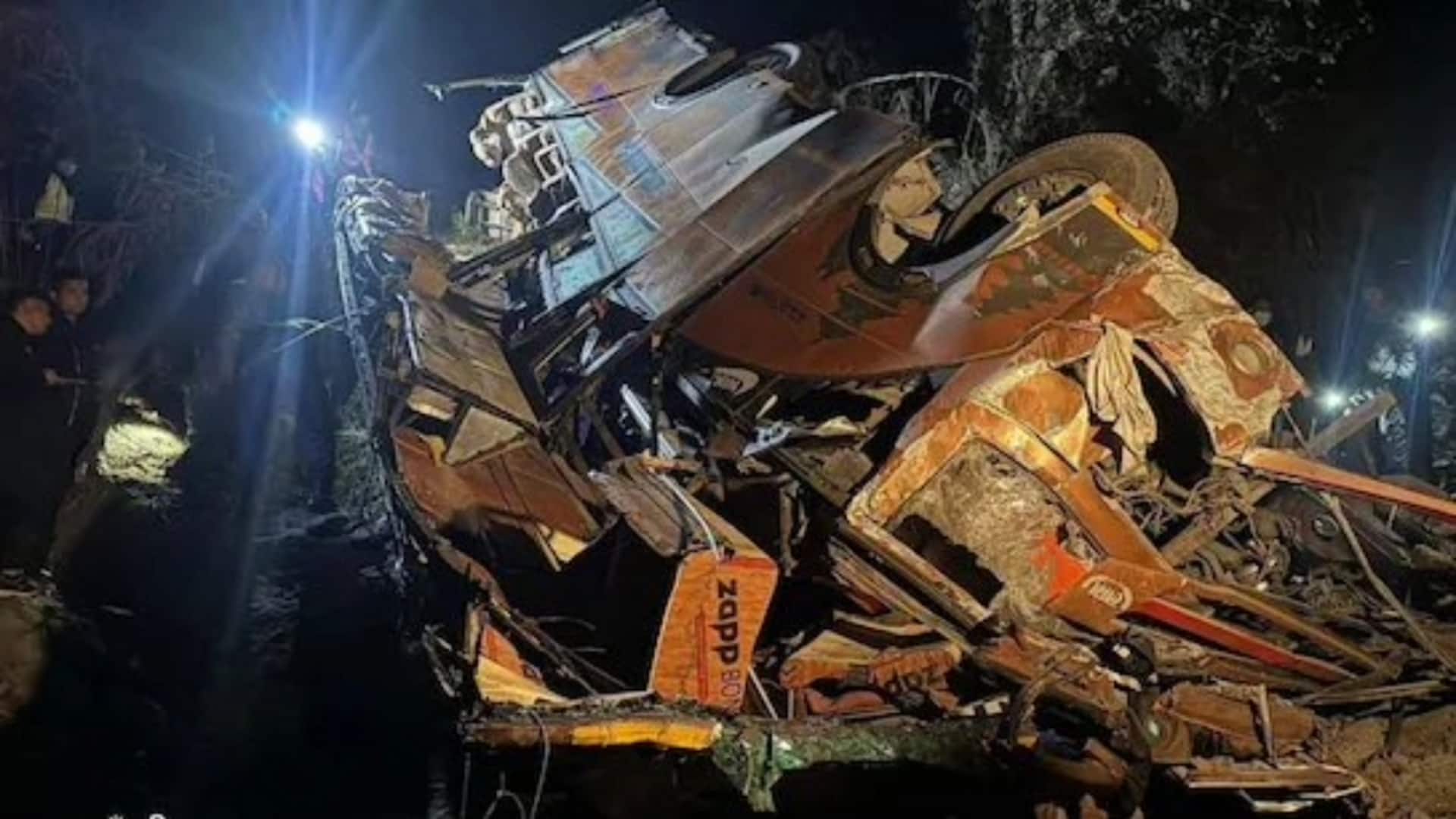 नेपाल में भारतीय श्रद्धालुओं की बस 200 फीट गहरी खाई में गिरी, 7 की मौत