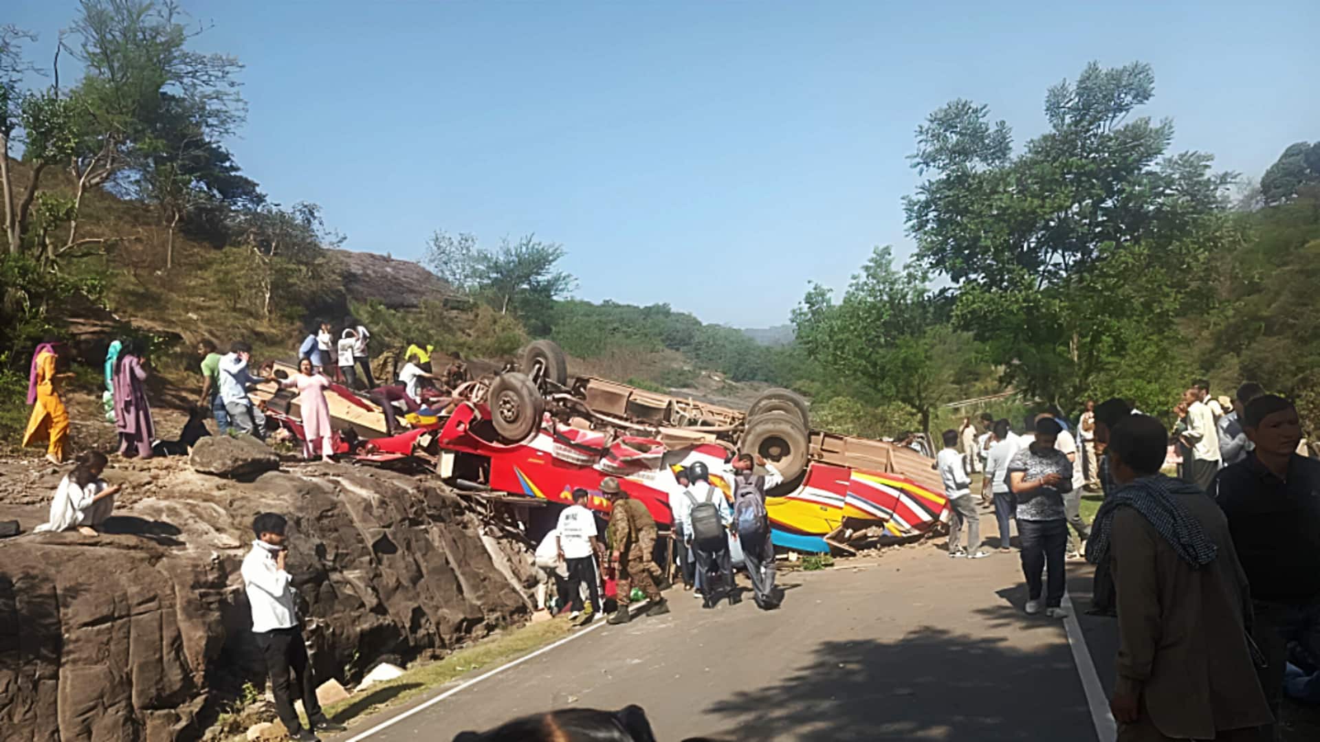 जम्मू के उधमपुर में यात्री बस अनियंत्रित होकर पहाड़ से गिरी, 15 की मौत