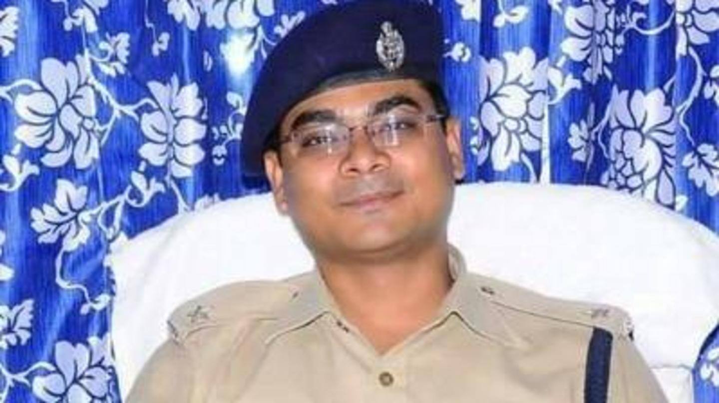 वीडियो वायरल के बाद दोनों पुलिसकर्मियों को किया निलंबित वीडियो वायरल के बाद दोनों पुलिसकर्मियों को किया निलंबित