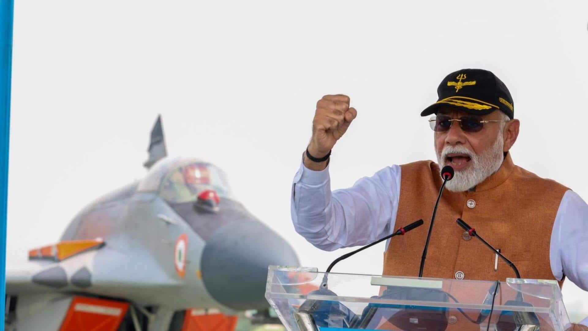 आदमपुर एयरबेस पहुंचे प्रधानमंत्री नरेंद्र मोदी, बोले- हमारी सेना परमाणु धमकी की हवा निकाल देती है आदमपुर एयरबेस पहुंचे प्रधानमंत्री नरेंद्र मोदी, बोले- हमारी सेना परमाणु धमकी की हवा निकाल देती है