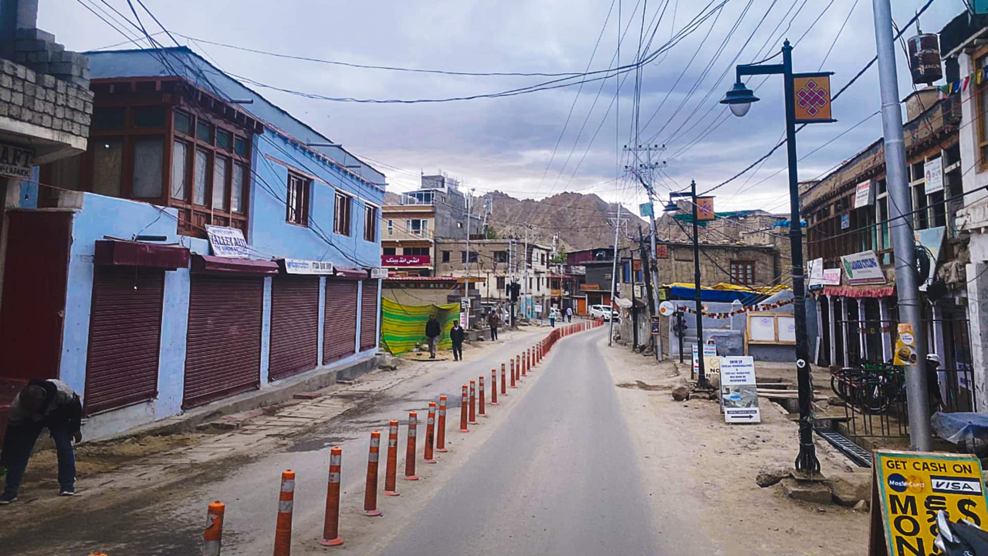 लेह में हिंसक प्रदर्शन के बाद करगिल बंद, सड़कों पर पसरा सन्नाटा