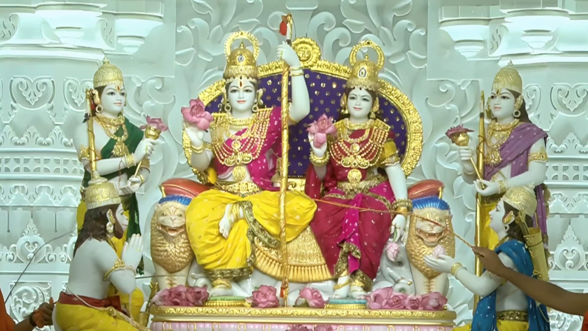 अयोध्या के राम मंदिर में राम दरबार की प्राण प्रतिष्ठा हुई, योगी आदित्यनाथ ने किया पूजन अयोध्या के राम मंदिर में राम दरबार की प्राण प्रतिष्ठा हुई, योगी आदित्यनाथ ने किया पूजन
