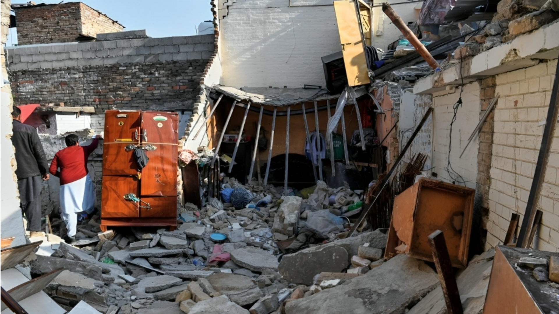 पाकिस्तान के कराची में गैस सिलेंडर विस्फोट के बाद इमारत की छत ढही, 16 की मौत