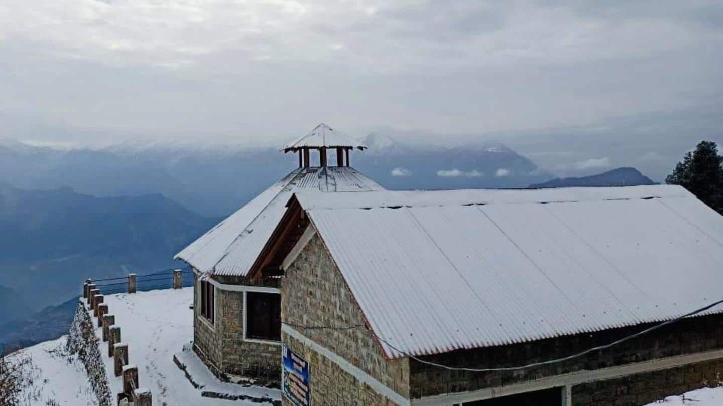 कश्मीर और शिमला में बर्फबारी, हिमाचल प्रदेश में 200 से अधिक सड़कें बंद