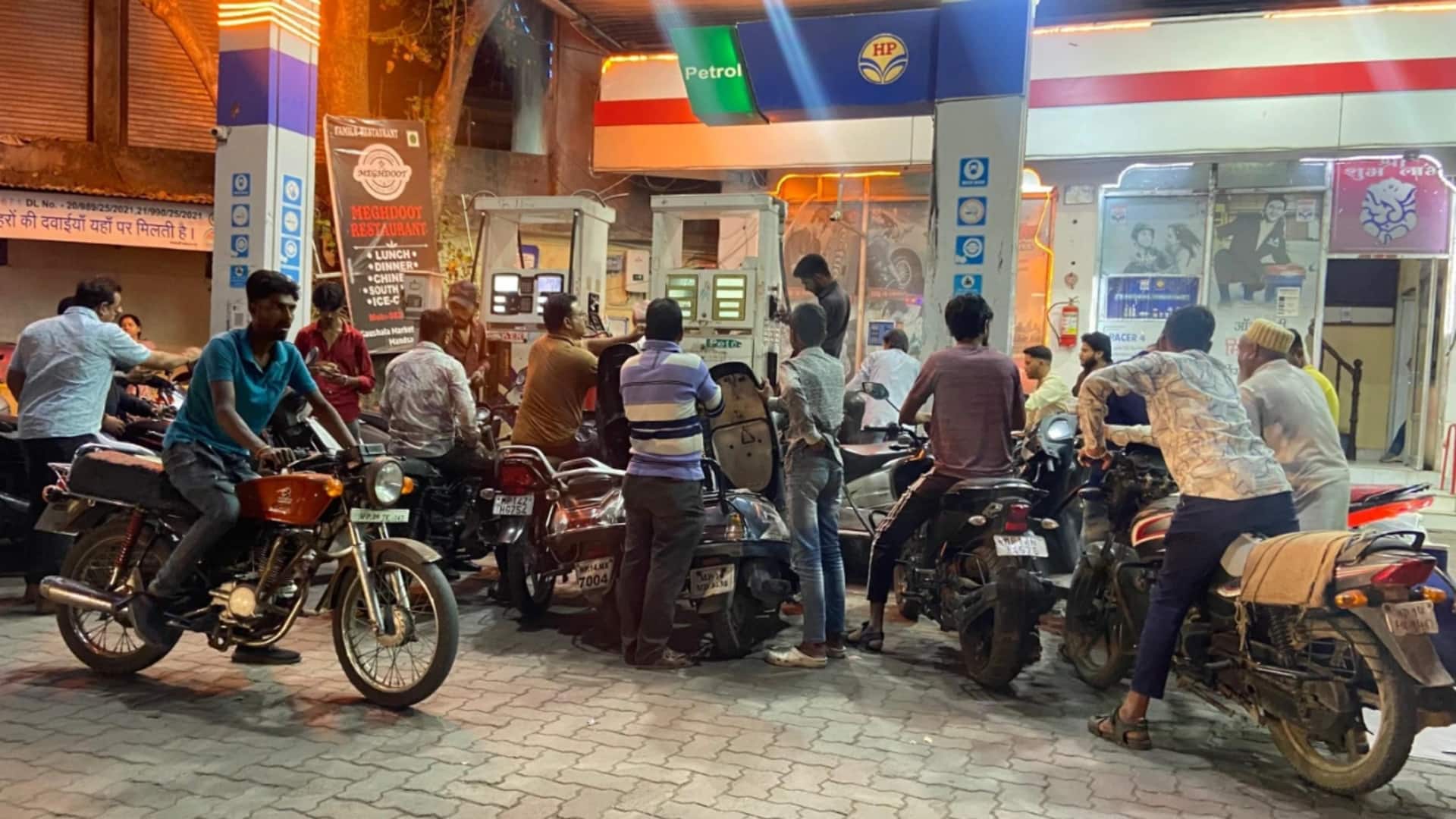 मध्य प्रदेश के कई शहरों में पेट्रोल-डीजल की कमी की अफवाहें, पेट्रोल पंप पर लंबी कतारें