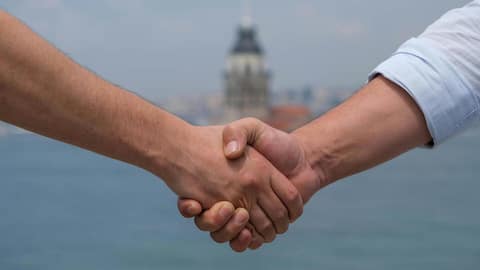 दूसरों का विश्वास जीतना चाहते हैं? इन 5 तरीकों को अपनाएं