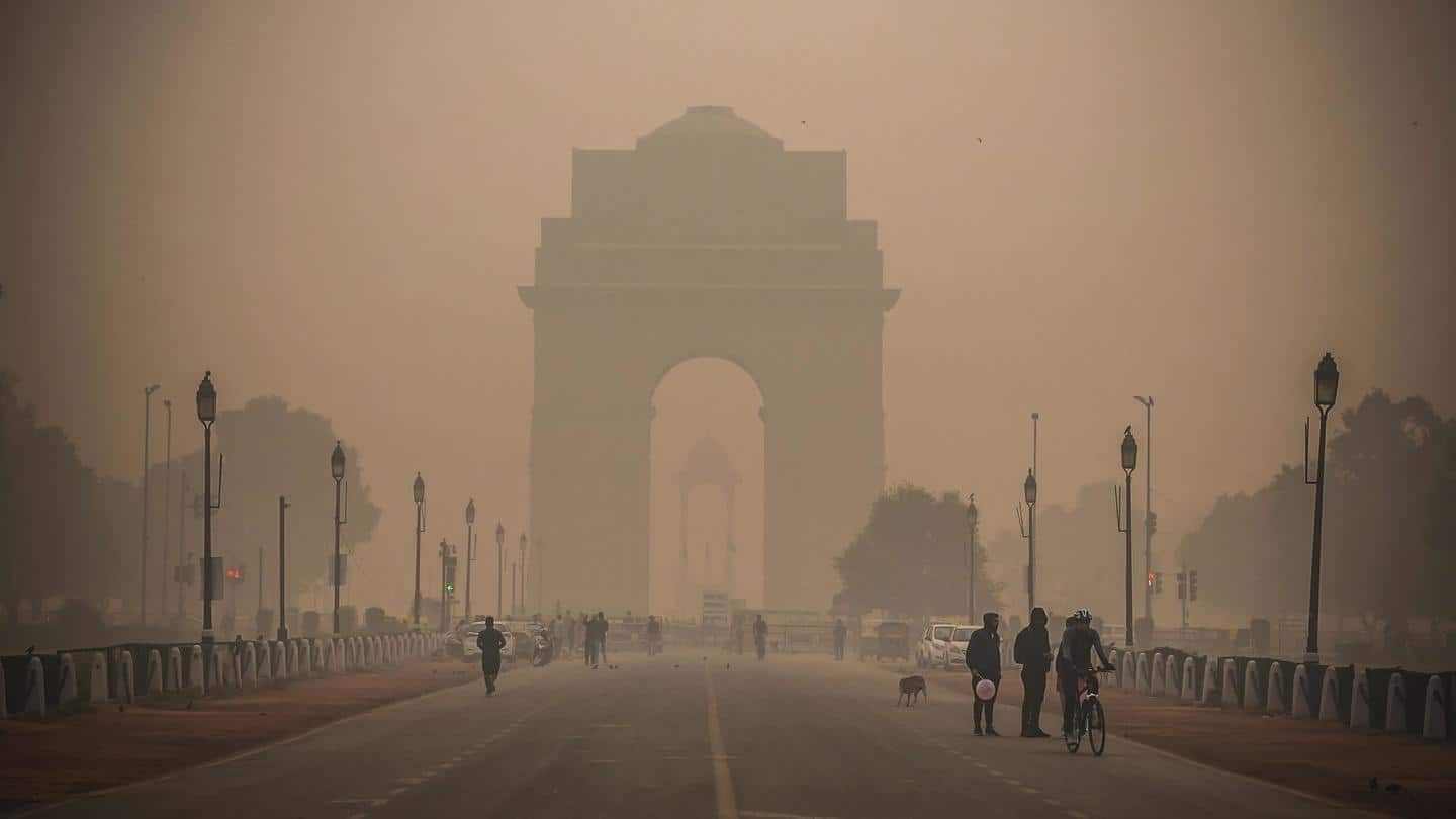 दिल्ली: पाबंदी के बावजूद जमकर चले पटाखे, सांस लेने लायक नहीं रही हवा