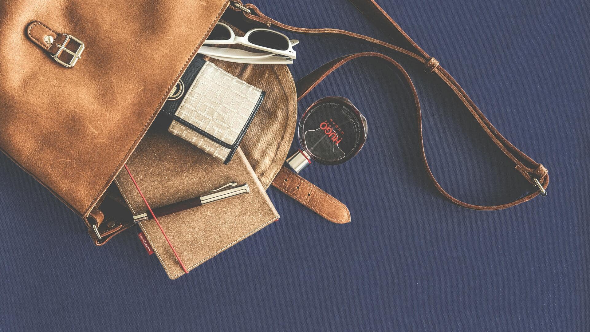 ट्रेन की यात्रा के दौरान पर्स में जरूर रखें ये 5 चीजें, होती हैं सुविधाजनक