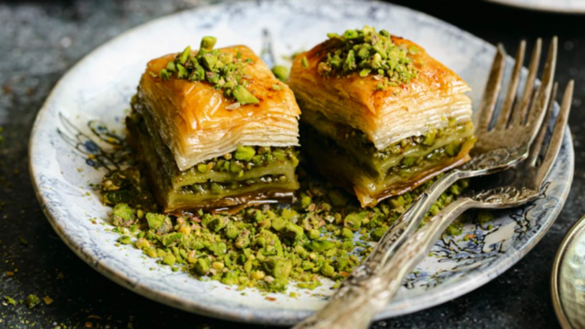 आप भी खाना चाहते हैं इंटरनेट पर वायरल बकलावा? इस रेसिपी से इसे घर पर बनाएं