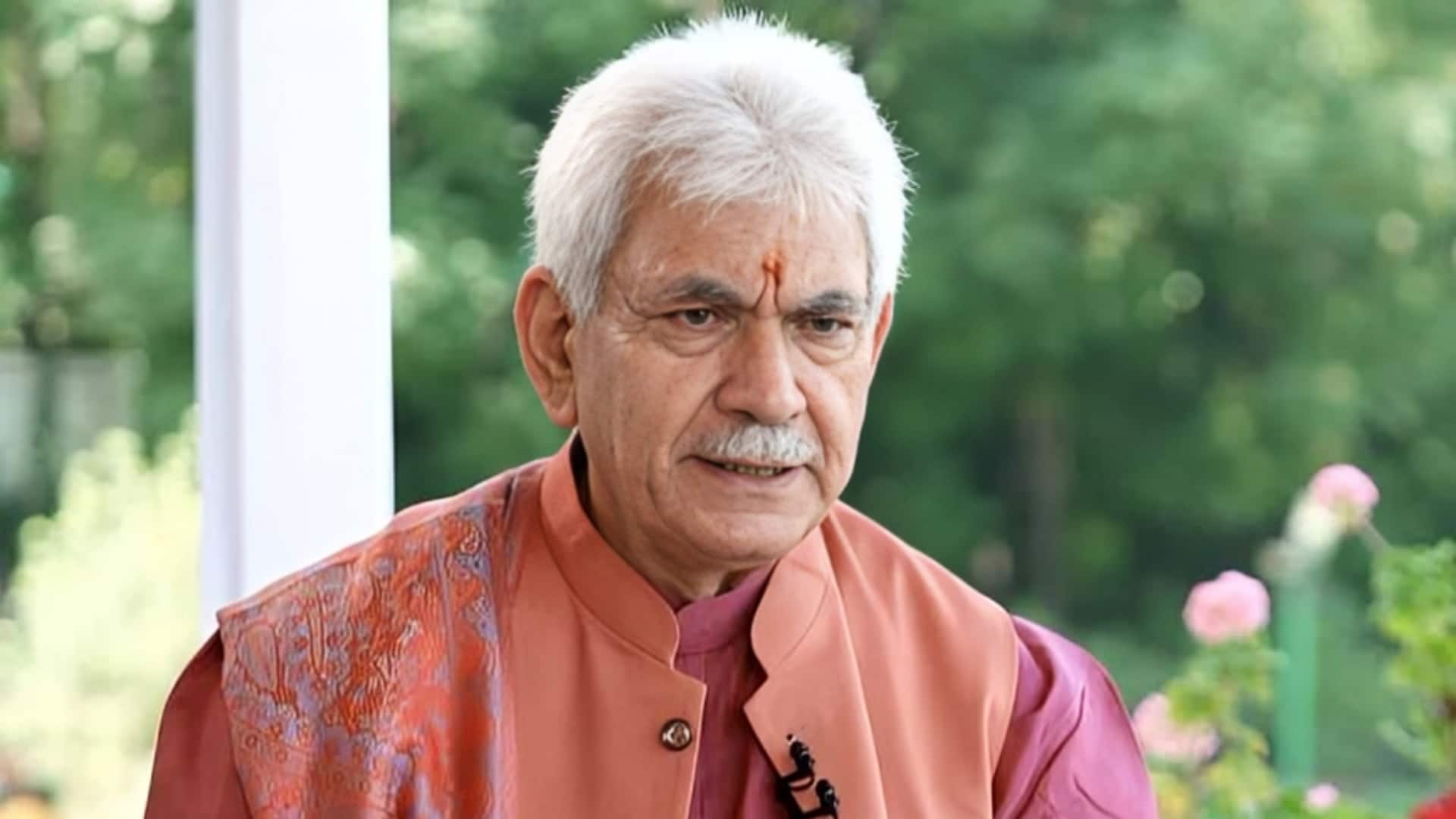 जम्मू-कश्मीर के 2 सरकारी कर्मचारी आतंकियों से संबंध रखने के कारण बर्खास्त