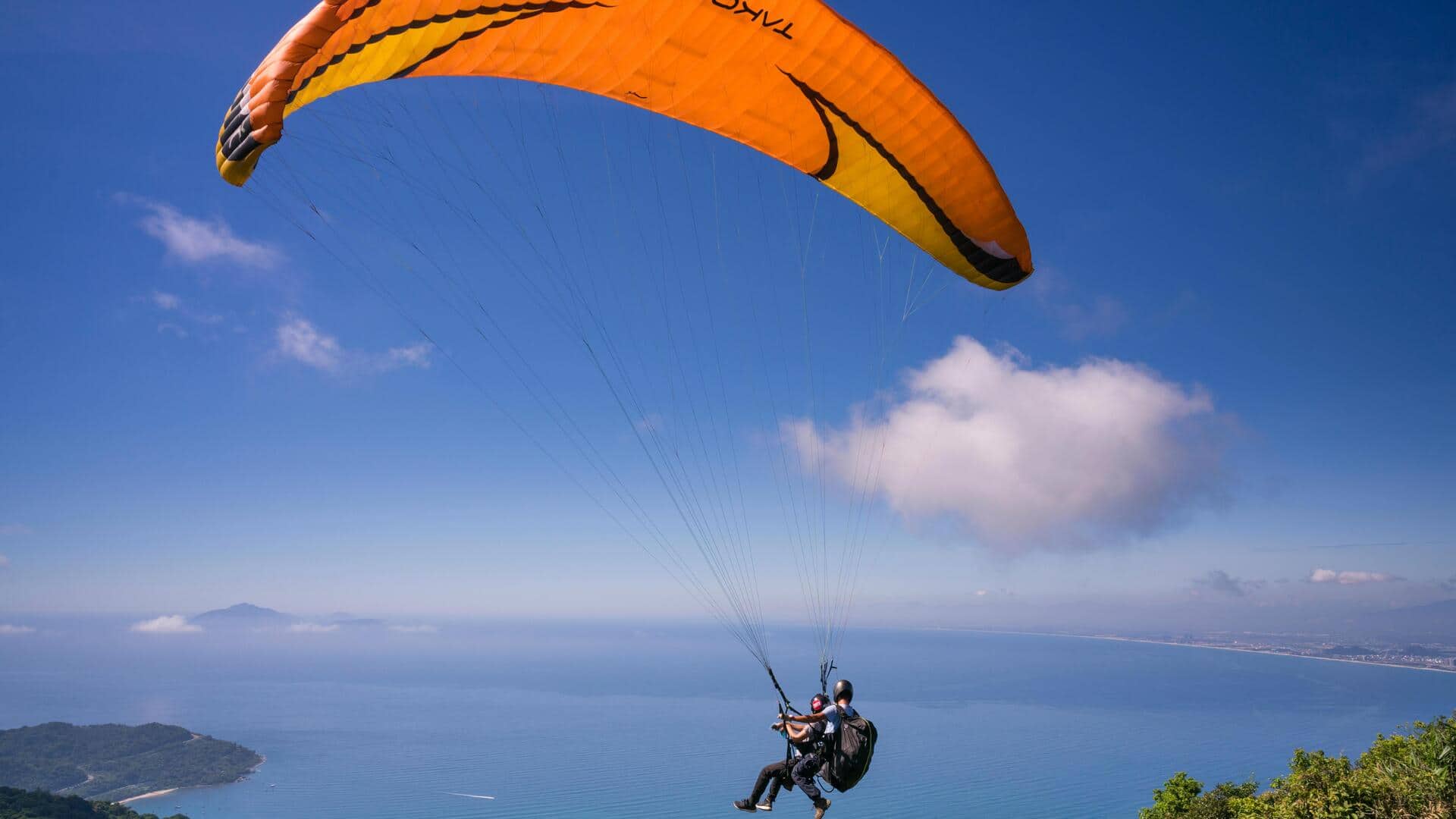 पहली बार स्काइडाइविंग करने की योजना बना रहे हैं तो इन 5 बातों का रखें ध्यान