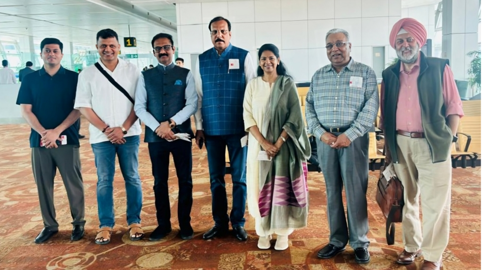 भारतीय सांसदों को लेकर मॉस्को पहुंचा विमान ड्रोन हमले के कारण चक्कर लगाता रहा, सुरक्षित उतरा भारतीय सांसदों को लेकर मॉस्को पहुंचा विमान ड्रोन हमले के कारण चक्कर लगाता रहा, सुरक्षित उतरा