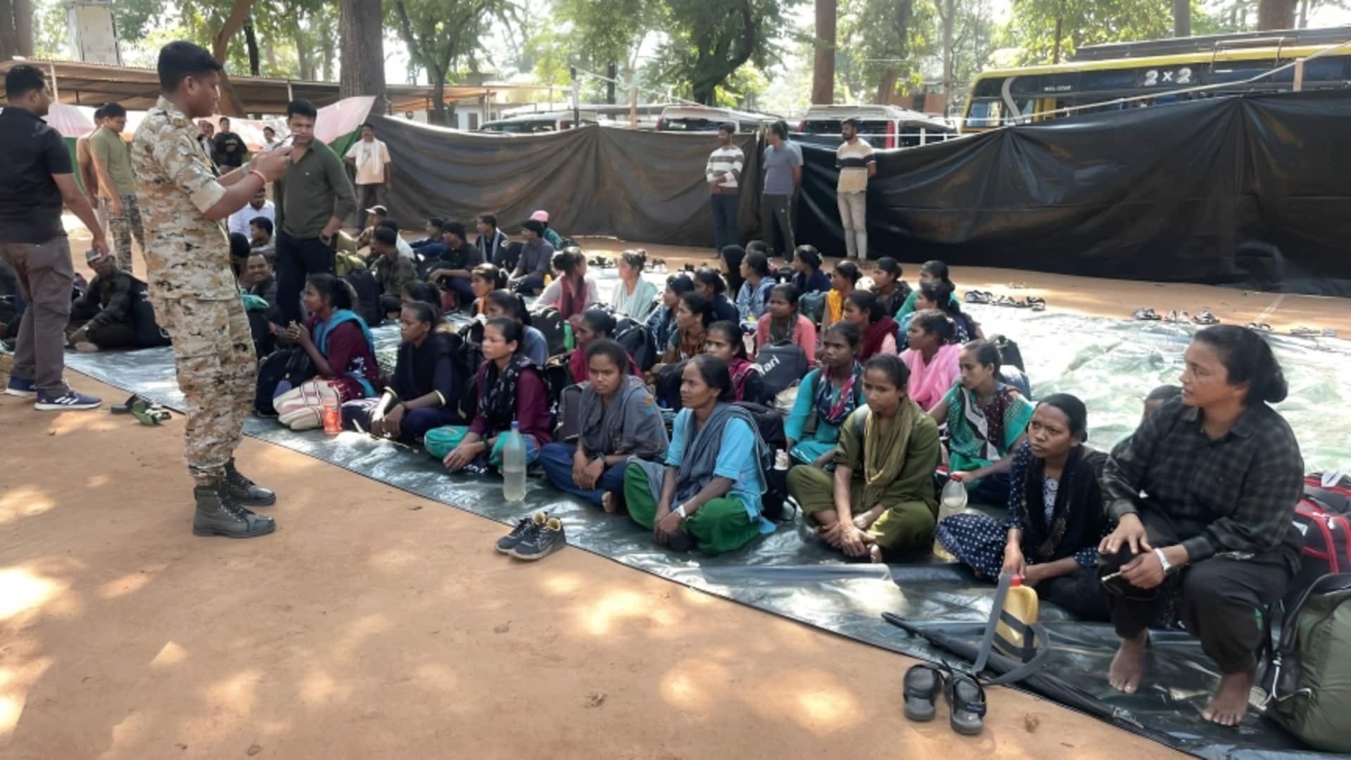 छत्तीसगढ़ के बस्तर में अब तक सबसे अधिक 208 नक्सलियों ने हथियार डाले छत्तीसगढ़ के बस्तर में अब तक सबसे अधिक 208 नक्सलियों ने हथियार डाले