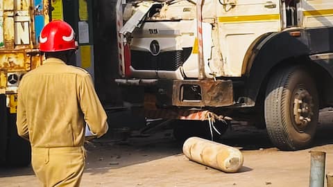 दिल्ली में CNG स्टेशन पर ट्रक के सिलेंडर में विस्फोट; 3 लोगों की मौत, 4 घायल
