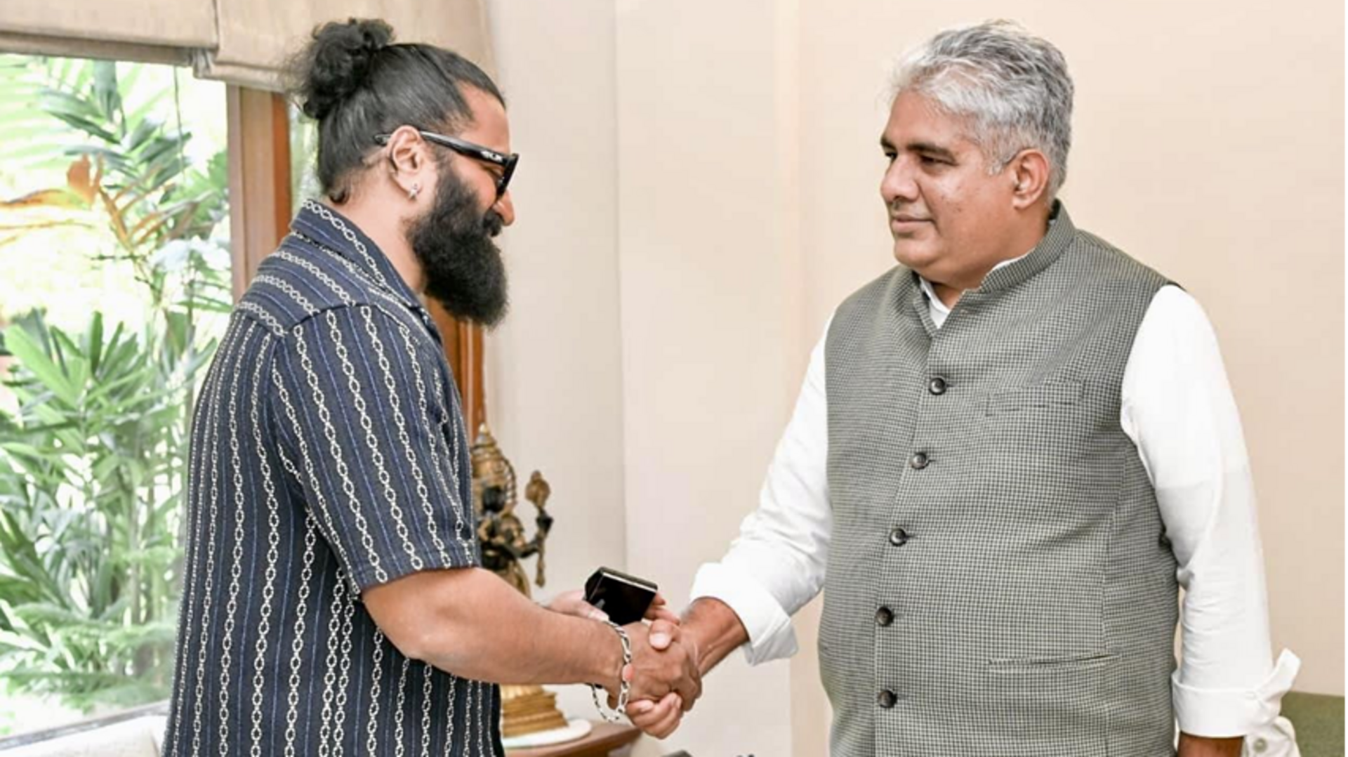 'कांतारा चैप्टर 1' के मुरीद हुए केंद्रीय मंत्री भूपेन्द्र यादव, ऋषभ शेट्टी से की मुलाकात 'कांतारा चैप्टर 1' के मुरीद हुए केंद्रीय मंत्री भूपेन्द्र यादव, ऋषभ शेट्टी से की मुलाकात
