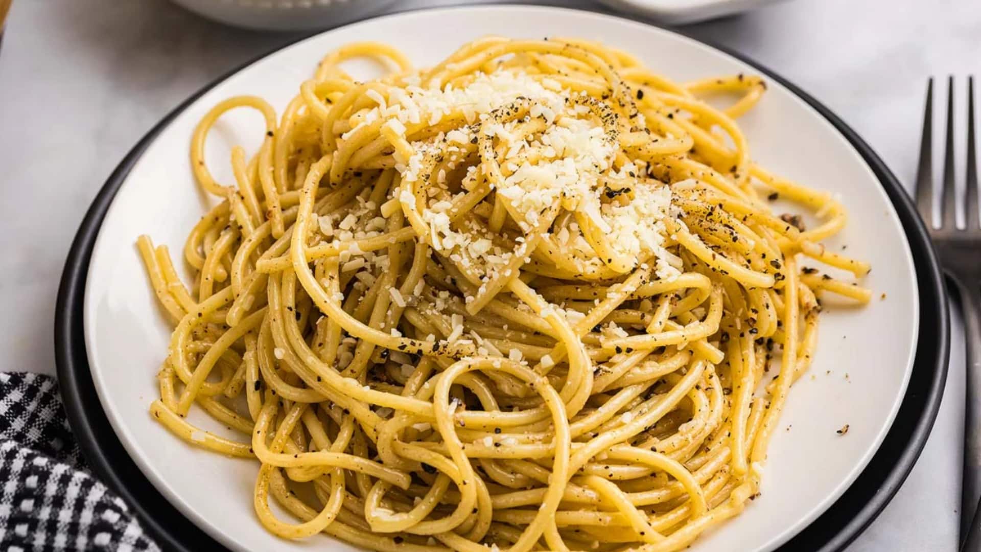 इटली में पसंद किया जाता है कैचिओ ई पेपे पास्ता, जानिए इसे बनाने का तरीका 