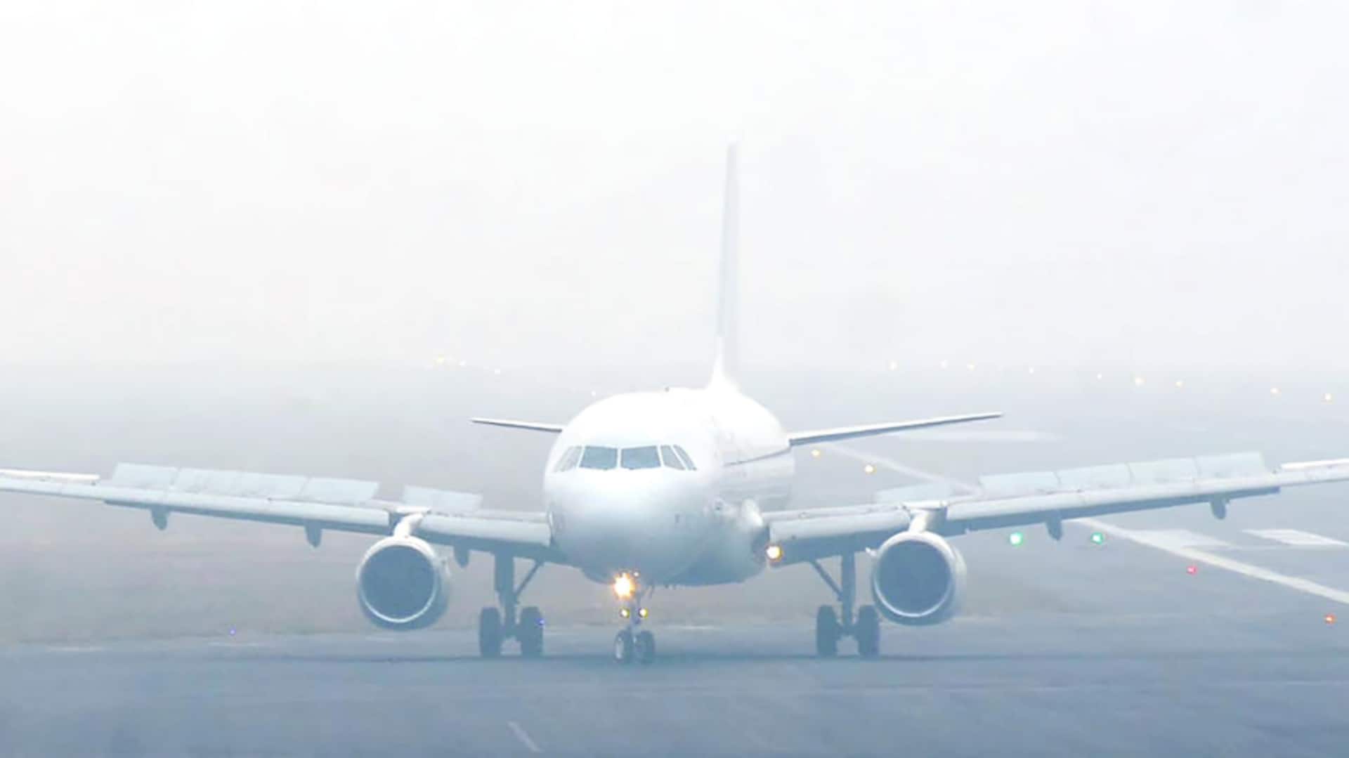 दिल्ली समेत उत्तर प्रदेश के कई शहरों में घने कोहरे से दृश्यता प्रभावित, उड़ानें बाधित